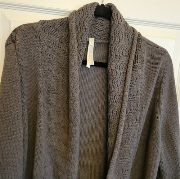 Leo & Nicole Thick Gray Sweater Cardi w/Flattering Knit & Crochet Detailing - Picture 2 of 13